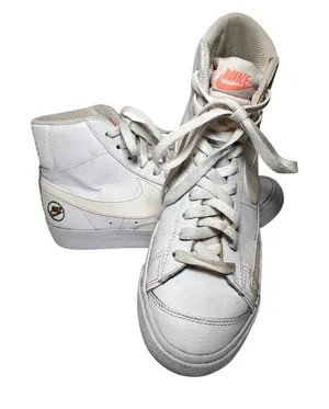 Nike Blazer Mid 77 Womens 8.5 White Sail High Top Sneakers DC1421-100 thumbnail 1