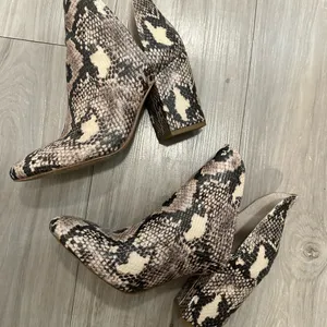 Steve Madden booties thumbnail 2