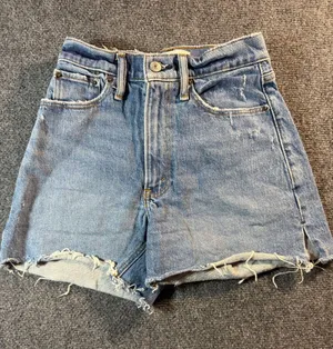 Abercrombie & Fitch The Mom Short High Rise Raw Hem Size 24/00 3" Inseam thumbnail 1