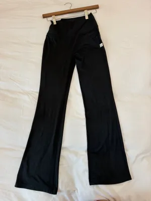 Vuori AllTheFeels slim flare pants thumbnail 2