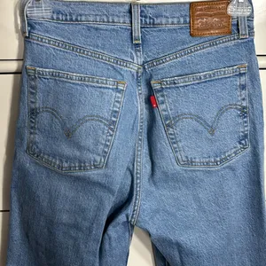 Levi’s Ribcage Straight Ankle Jean in Tango Fade Wash thumbnail 11