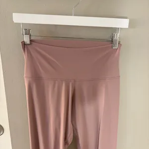 Aritzia Golden Butter Cheeky Infinite High Rise Leggings Pink Size 8 - Medium thumbnail 3