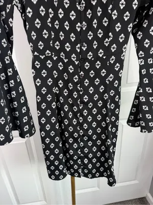 Abercrombie & Fitch XS Black Geometric Print Bell Sleeve Mini Dress thumbnail 4