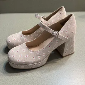 Madden Girl Floral Mary Jane Platform Heels‎ B26 thumbnail 2
