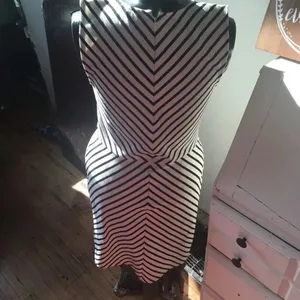 Loft v-neck black and white size 6 skater dress thumbnail 2