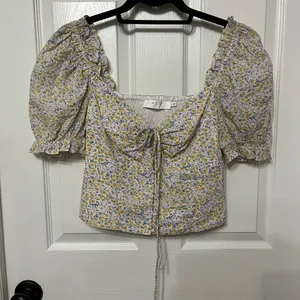ASTR THE LABEL Clairemont Top in Yellow Green Floral puff sleeve crop XS revolve thumbnail 2