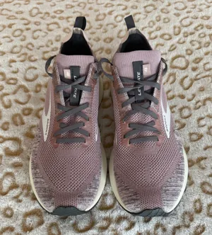 Brooks Women's Levitate 4 Pink/ Gray Running Shoes Size: 10.5B thumbnail 2