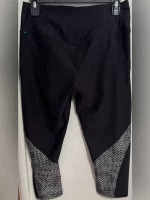 NWOT Women’s Nike Black/Gray Crop Leggings Size M thumbnail 2