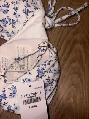 brand new hollister floral blue and white ruffle top thumbnail 3