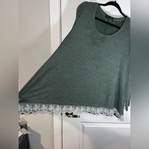 Sanifer Dark Olive Green Elongated Blouse Trimmed in White Lace - Size XL thumbnail 4