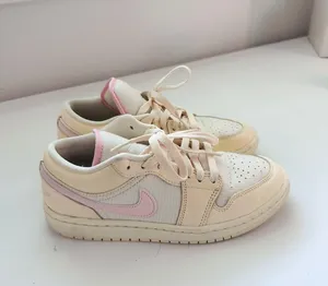 Nike Dunks thumbnail 1