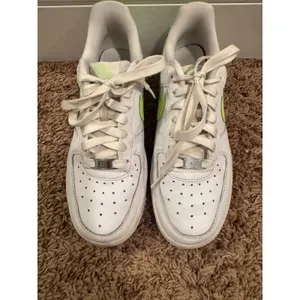 Nike Air Force 1 Low Women's 6.5 White Neon Lime Green DD8959-114 Sneakers thumbnail 4