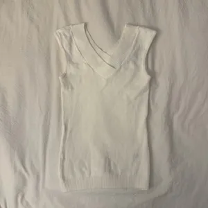 Brandy Melville Amira top in white thumbnail 2