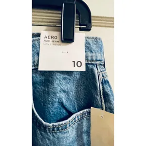 Aeropostale Womens High‎ Rise Distressed Mom Jeans Medium Wash Size 10 NWT thumbnail 14