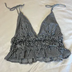 Sim &‎ Sam Crop Top Womens L Black White Striped Sleeveless Ruched V neck thumbnail 4