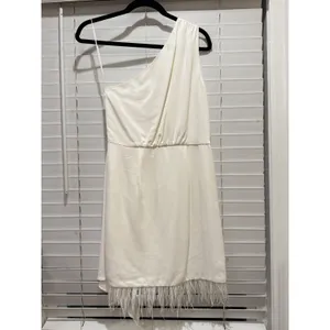 NEW Saylor Revole one shoulder Dress Sz M White Feather Draped Cocktail Mini thumbnail 6
