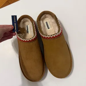 NWT slippers thumbnail 2