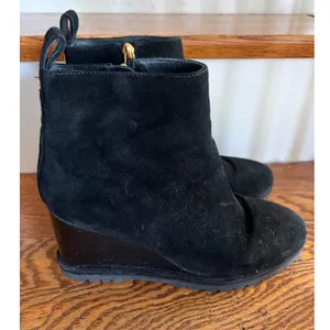 Tory Burch Black Suede Wedge Ankle Boots Gold Logo Lug Sole Womens 9.5‎ thumbnail 3