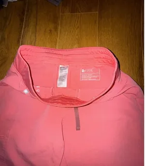FIGS Women's Zamora High-Rise Jogger Scrub Pants Pulmonary Pink FIGS Zamora jogger scrub pants in Pulmonary Pink. High-rise waist with drawstring. Jogger cut with zippered cargo pocket. Pre-owned with no visible wear. thumbnail 3