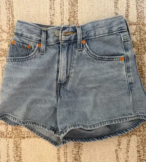 Levi’s 80s Mom Shorts thumbnail 1