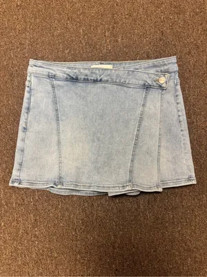 RISEN Light Wash Asymmetrical Wrap Denim Skort Size Large EUC thumbnail 2