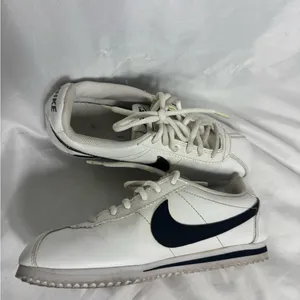 Retro Nike Cortez 1972 classic Nike sneakers w black white 4Y women’s/girls thumbnail 4