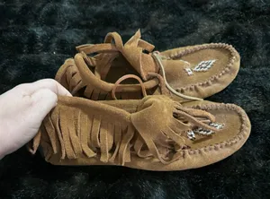 Manitoba Mukluks Harvester Moccasin Suede beaded Size 9 excellent preowned thumbnail 1