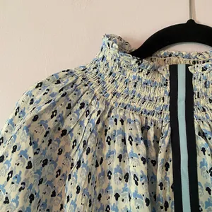 Rungolee Blue White Floral Silk High Neck Smocked Blouse Fairy Women size Large thumbnail 3