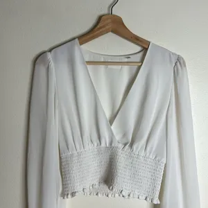 Wilfred Wistful white Blouse - Aritzia V neck‎ sheer sleeves smocked bodice M thumbnail 3