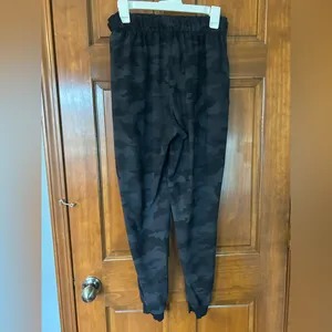 Lululemon black camo joggers Size 6 thumbnail 5