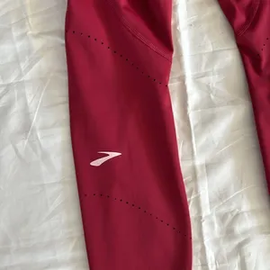 Brooks Women's Method 3/4 Tights, Color is Razzmatazz, Small, NWT thumbnail 5
