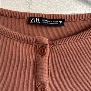 Zara Cropped Button Front Long Sleeve Ribbed Carmel Brown Orange Top thumbnail 2