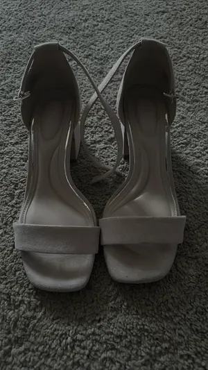 Kelly & Katie Heels Nude thumbnail 3