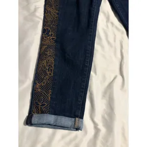 White House Black Market Girlfriend Jeans Dark‎ Wash Gold Lace Side Stripe 10 thumbnail 2