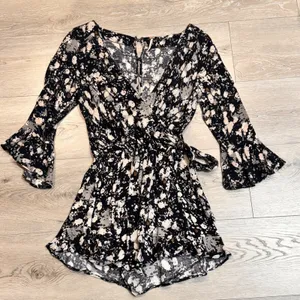 Free People All The‎ Right Ruffles Black Raven Floral Shorts Romper XS XSmall thumbnail 1