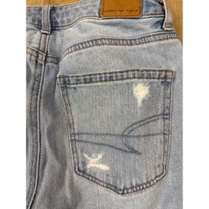American‎ Eagle Mom Jean Womens 2 Regular Light Wash Distressed High Rise Denim thumbnail 7