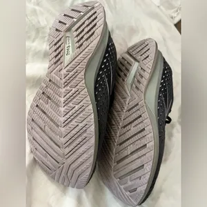 Women’s Brooks Levitate 5 Running Shoes size 8 thumbnail 4