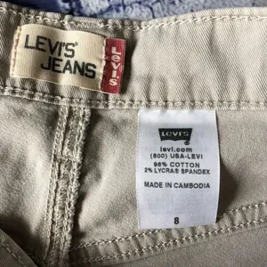 Levi’s Woman’s Tan Jean Bermuda shorts thumbnail 4