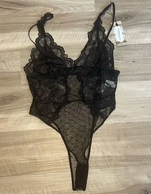 Boohoo NWT  black lace bodysuit thumbnail 1