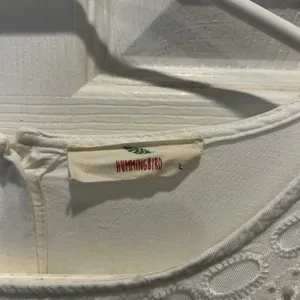 Hummingbird‎ White Eyelet Embroidered Front Tie Bell Sleeve Blouse L Cottagecore thumbnail 5