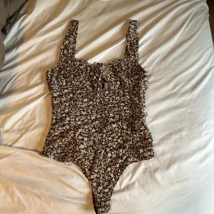 NWOT Le Lis Collection Brown Floral Bodysuit thumbnail 3