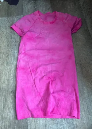 Lululemon Swiftly Tech Short Sleeve Shirt in a pink marbled dye pattern size 2 thumbnail 1