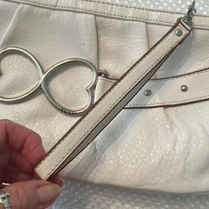 XOXO Y2K white faux leather wristlet clutch with silver heart EUC thumbnail 7