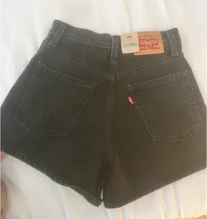 Levi’s High-Waisted Mom Shorts thumbnail 2