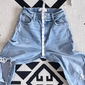 Abercrombie & Fitch Curve Love 90s Ultra High Rise Straight Ripped Jeans Size 25 thumbnail 5