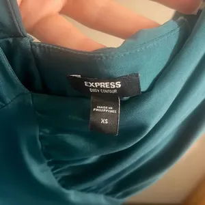 ✨EXPRESS Green Body Contour Double Layer Empire V Neck Sz XS Bodysuit✨ thumbnail 8