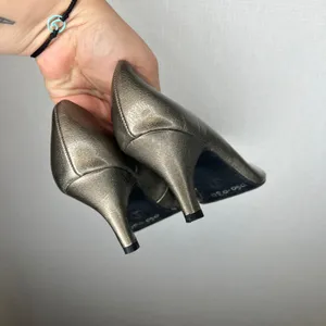 Etienne Aigner Womens Metallic Pewter Leather Round Toe Kitten Heel Pumps Size 6 thumbnail 4