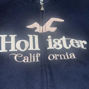 ✨Hollister Co. FAUX SHEARLING-LINED ZIP-UP LOGO GRAPHIC NAVY SZ LARGE HOODIE✨ thumbnail 8