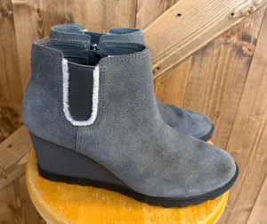 Koolaburra Women’s Size 10 Gray Suede Wedge Ankle Boots thumbnail 1