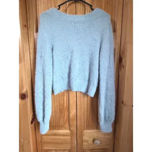 Aritzia Sunday Best Kitten Fuzzy V-Neck Cropped Sweater M Medium Foil Gray thumbnail 7